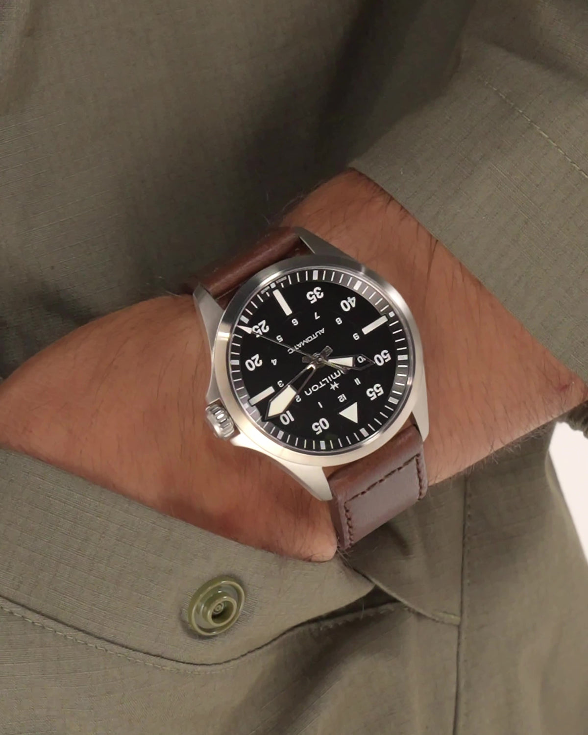 <iframe width="483" height="858" src="https://www.youtube.com/embed/HLJ9F_tldeE" title="HAMILTON - Khaki Aviation Pilots Auto | H76305530 #hamiltonwatch" frameborder="0" allow="accelerometer; autoplay; clipboard-write; encrypted-media; gyroscope; picture-in-picture; web-share" referrerpolicy="strict-origin-when-cross-origin" allowfullscreen></iframe>