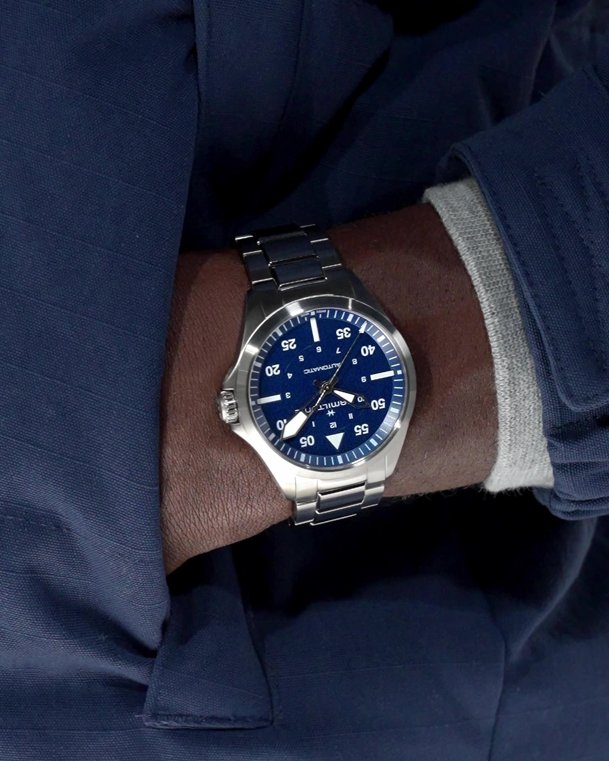 <iframe width="483" height="858" src="https://www.youtube.com/embed/5EwhjbyMaOc" title="HAMILTON - Khaki Aviation Pilot Auto | H76305140 wrist-shot" frameborder="0" allow="accelerometer; autoplay; clipboard-write; encrypted-media; gyroscope; picture-in-picture; web-share" referrerpolicy="strict-origin-when-cross-origin" allowfullscreen></iframe>